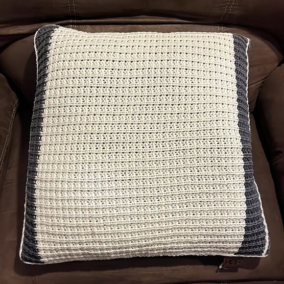 Ugg Australia Knit Throw Pillow 20”x20” blue cream decorative cotton New